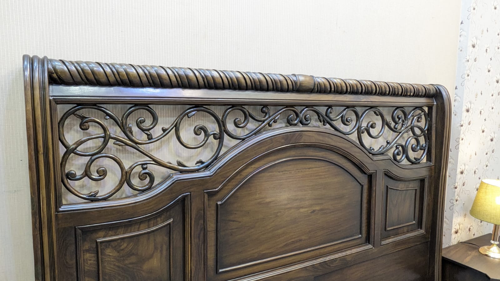 Solid Sheesham Wood King Size Bed With 2 Side Tables and Dressing Table