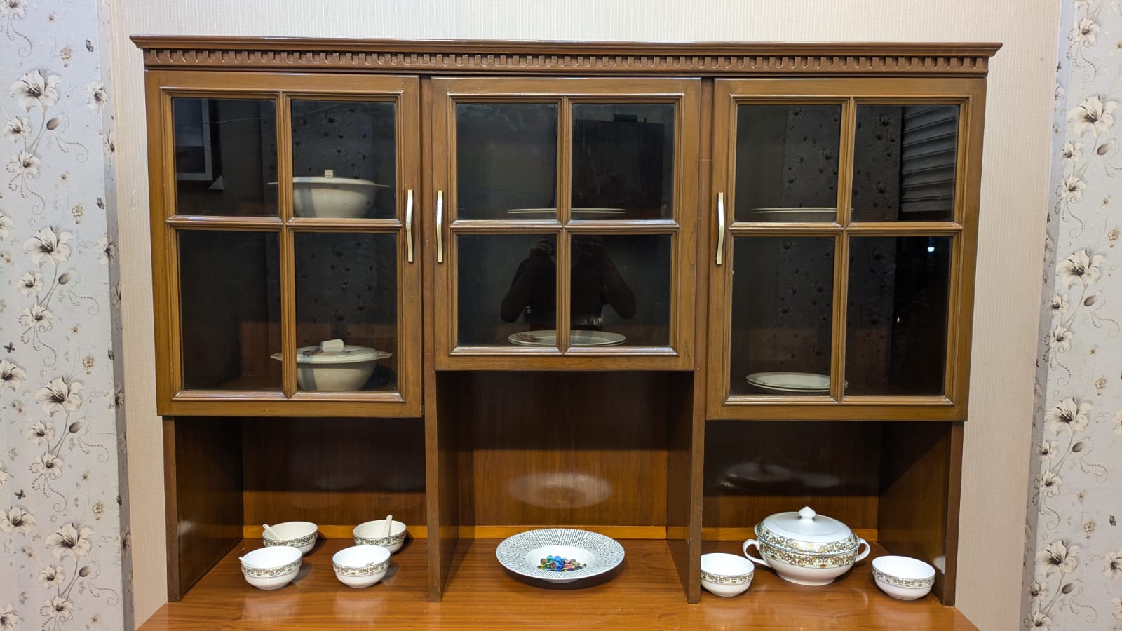 Beautiful Crockery Divider