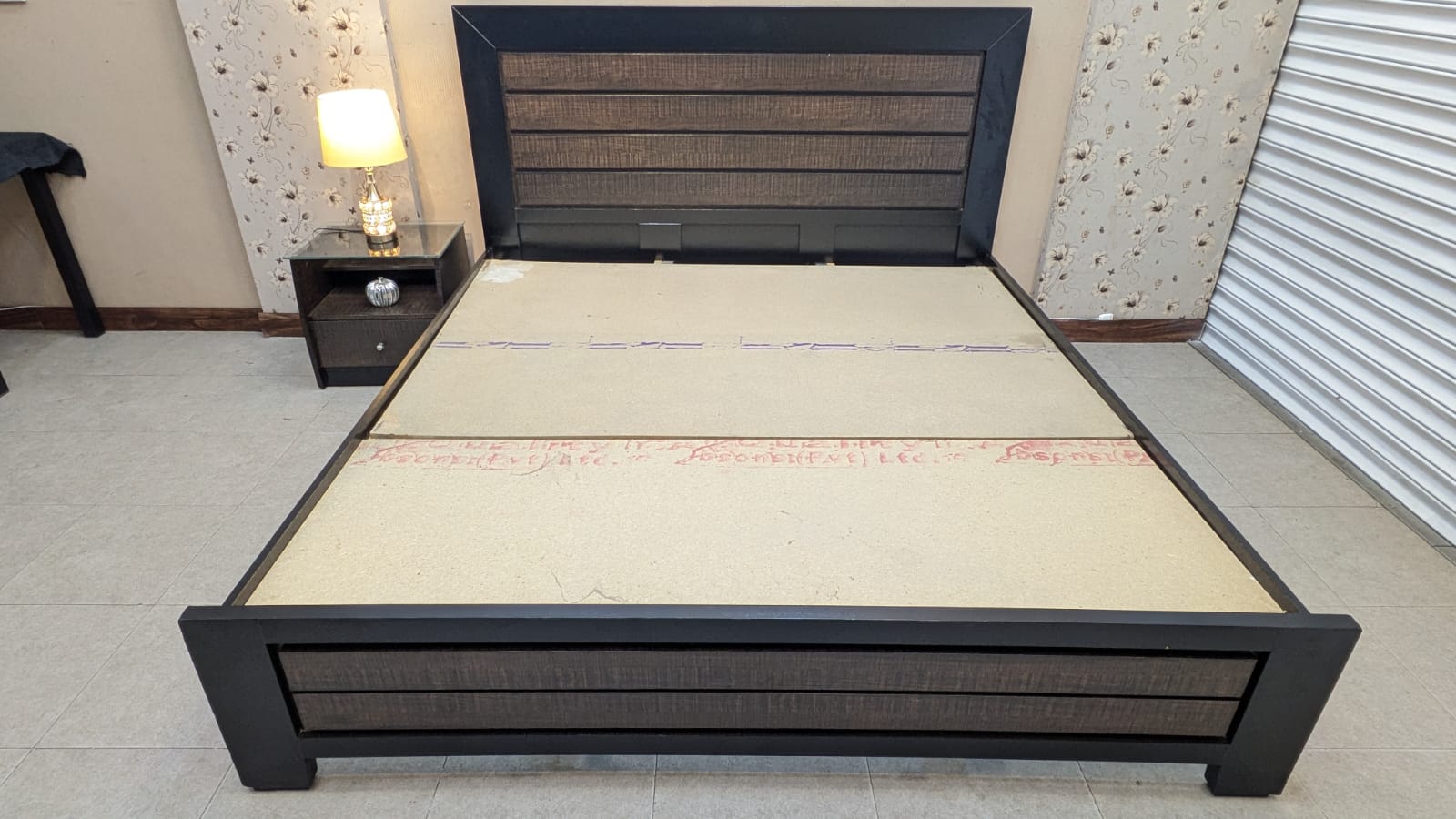 King Size Bed With 1 Side Table