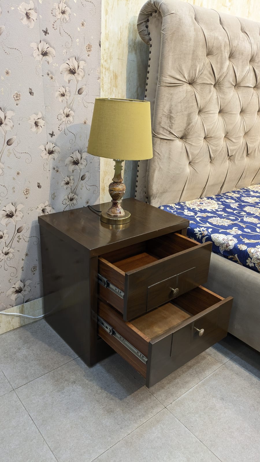 King Size Bed With 2 Side Tables