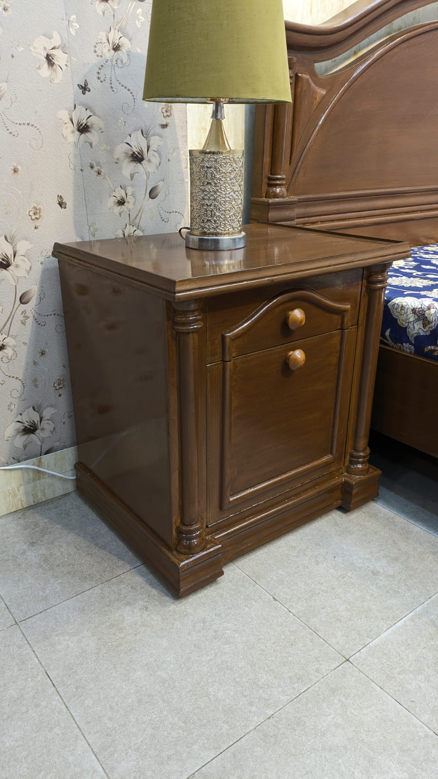 King Size Bed With 2 Side Tables