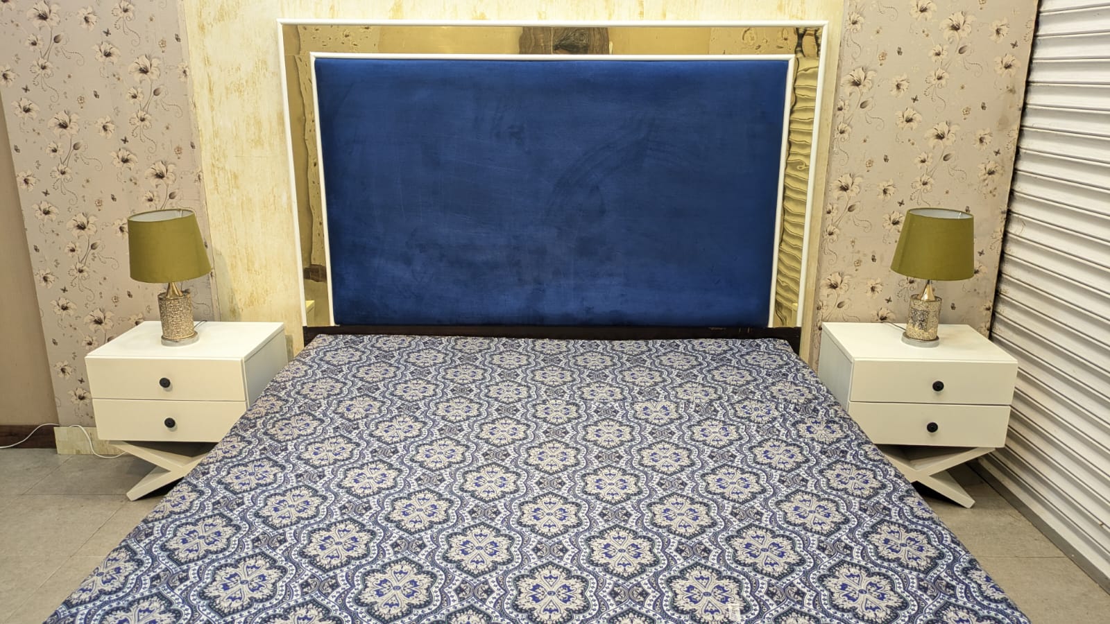 King Size Bed With 2 Side Tables