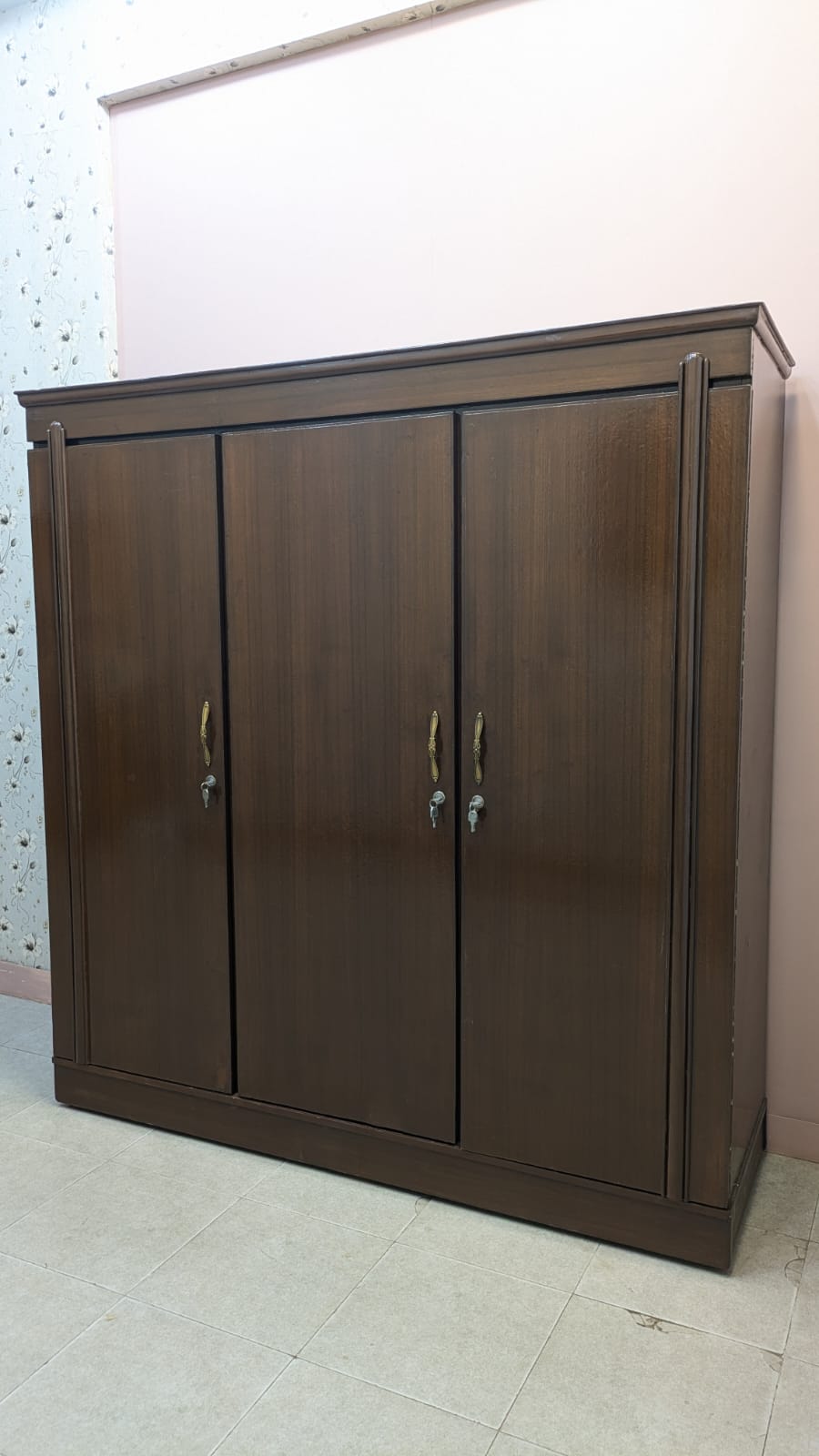 ELEGANT 3-DOOR ALMIRAH – STYLE MEETS STORAGE
