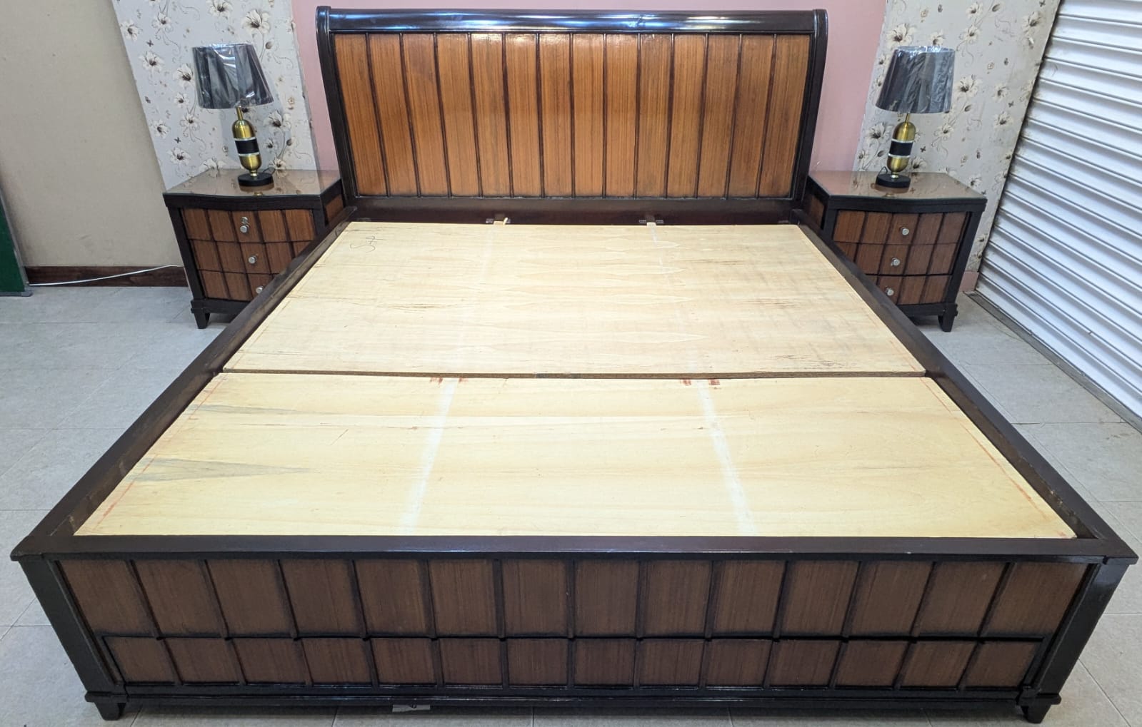 ELEGANT KING SIZE BED WITH 2 SIDE TABLES – STYLE MEETS SMART STORAGE!