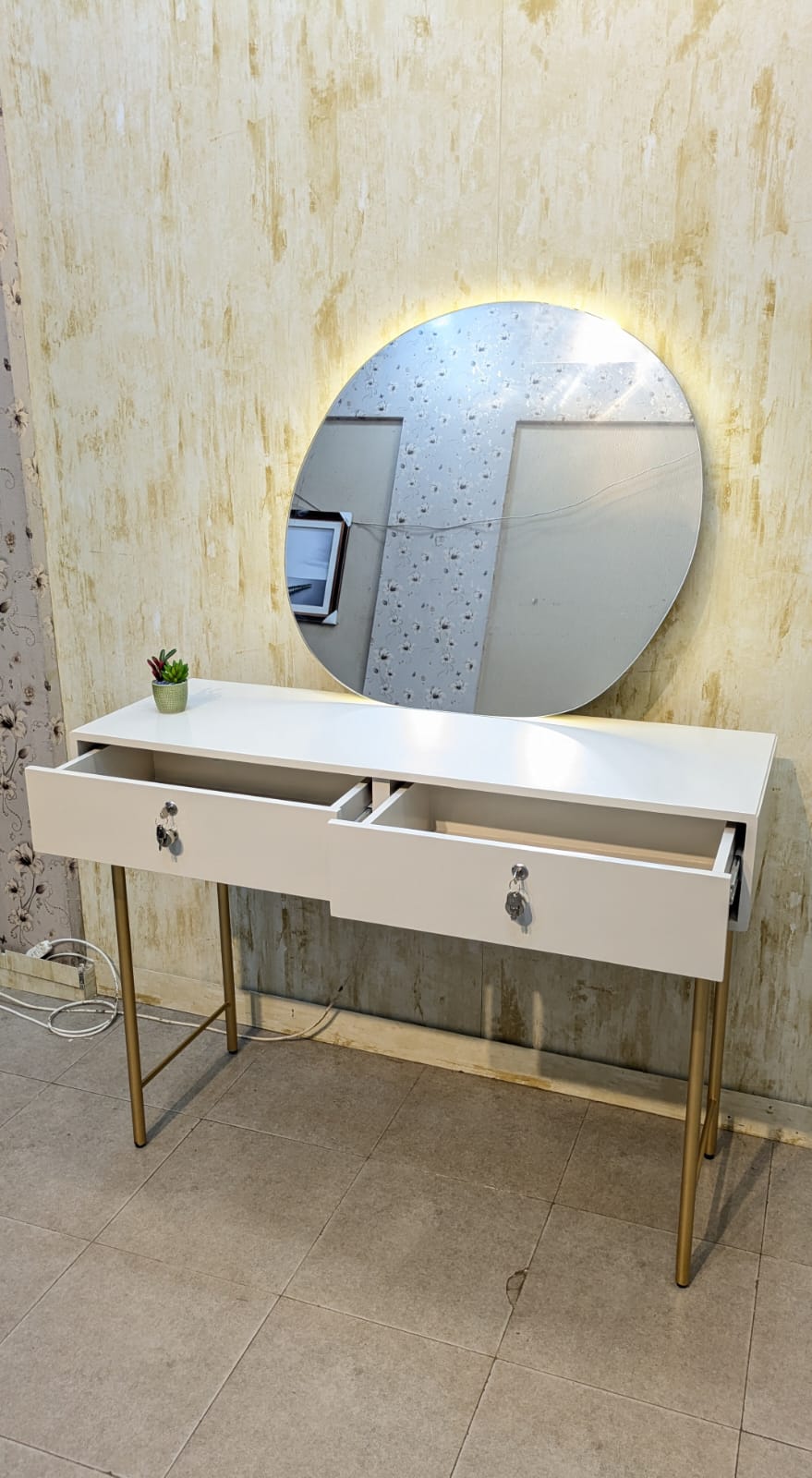 ✨ Elegant Console with Wall-Mounted Mirror ✨