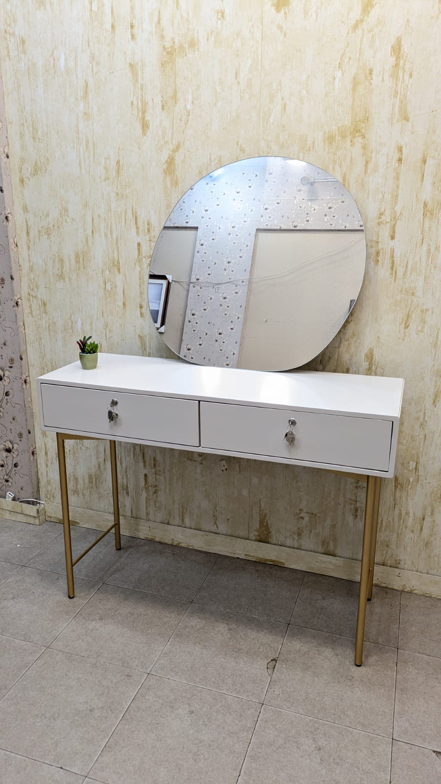 ✨ Elegant Console with Wall-Mounted Mirror ✨