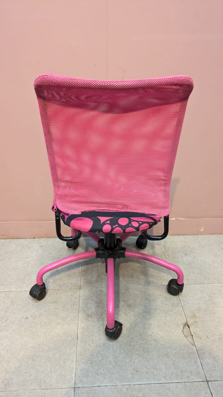 IMPORTED IKEA PINK SWIVEL CHAIR – STYLISH & COMFORTABLE!