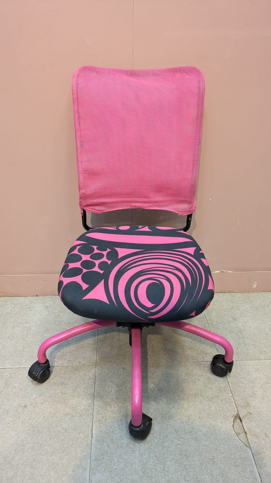 IMPORTED IKEA PINK SWIVEL CHAIR – STYLISH & COMFORTABLE!