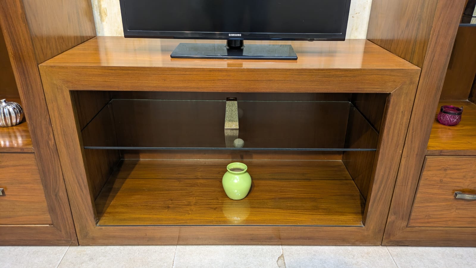 LED Unit with built-In Display Shelves