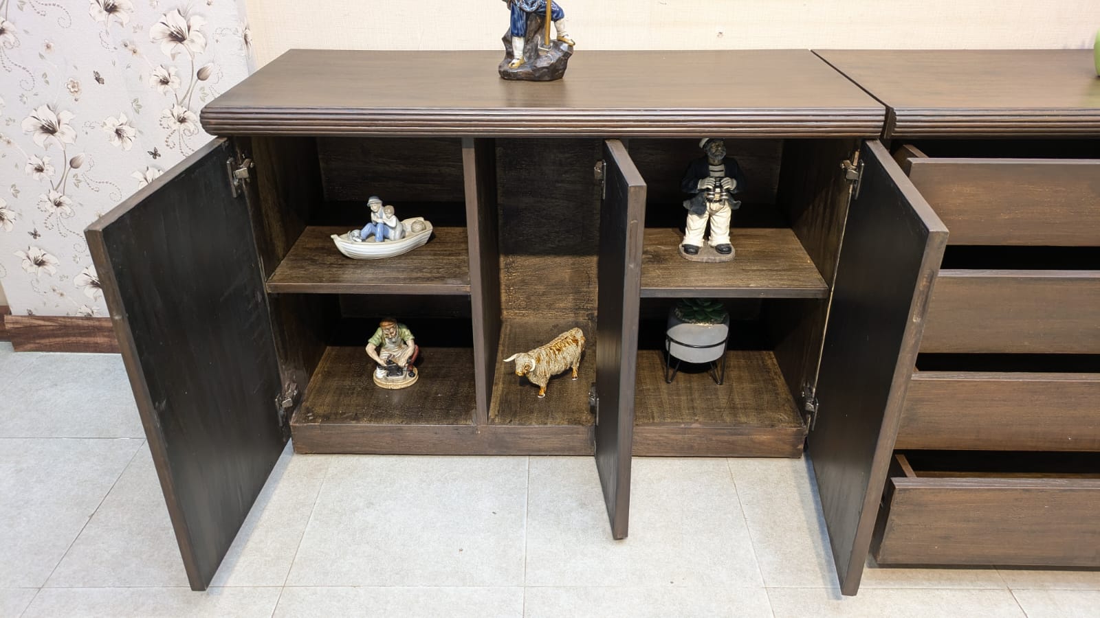 Elegant Design Sideboard