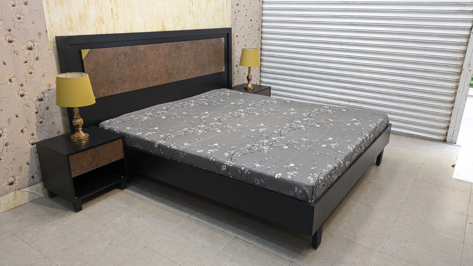 King Size Bed With 2 Side Table