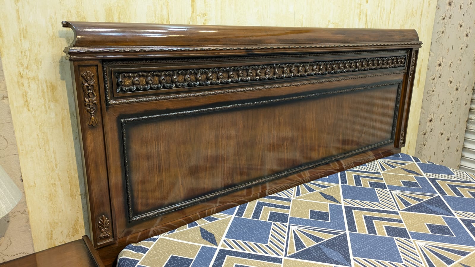 King Size Bed With 1 Side Table