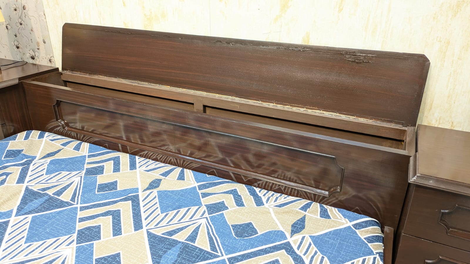 King Size Bed With 2 Side Tables