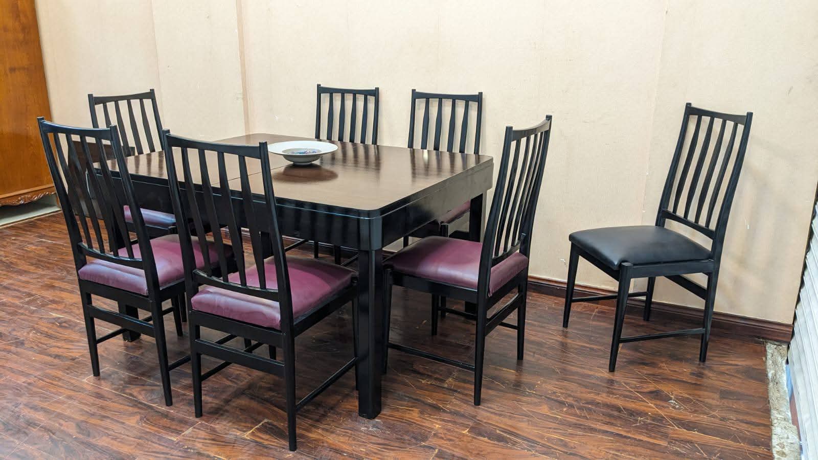 Extendable 6 Seater Dining Table with Extra Chair