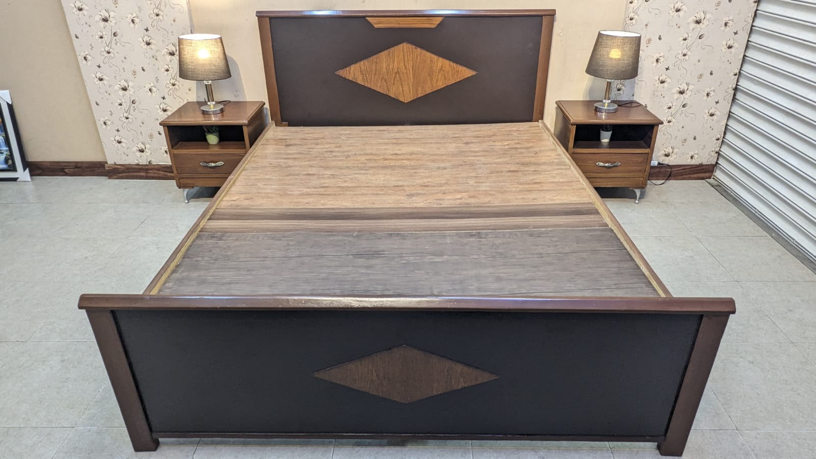 Queen Size Bed With 2 Side Tables
