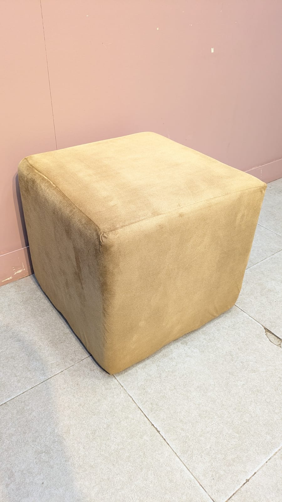 ELEGANT CENTER TABLE WITH 4 CUSHIONED STOOLS