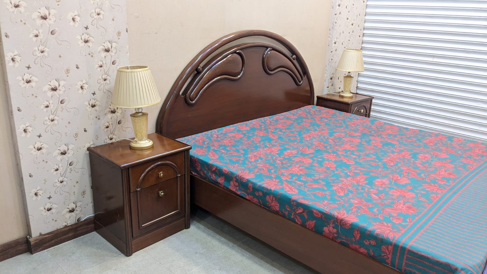 King Size Bed With 2 Side Tables