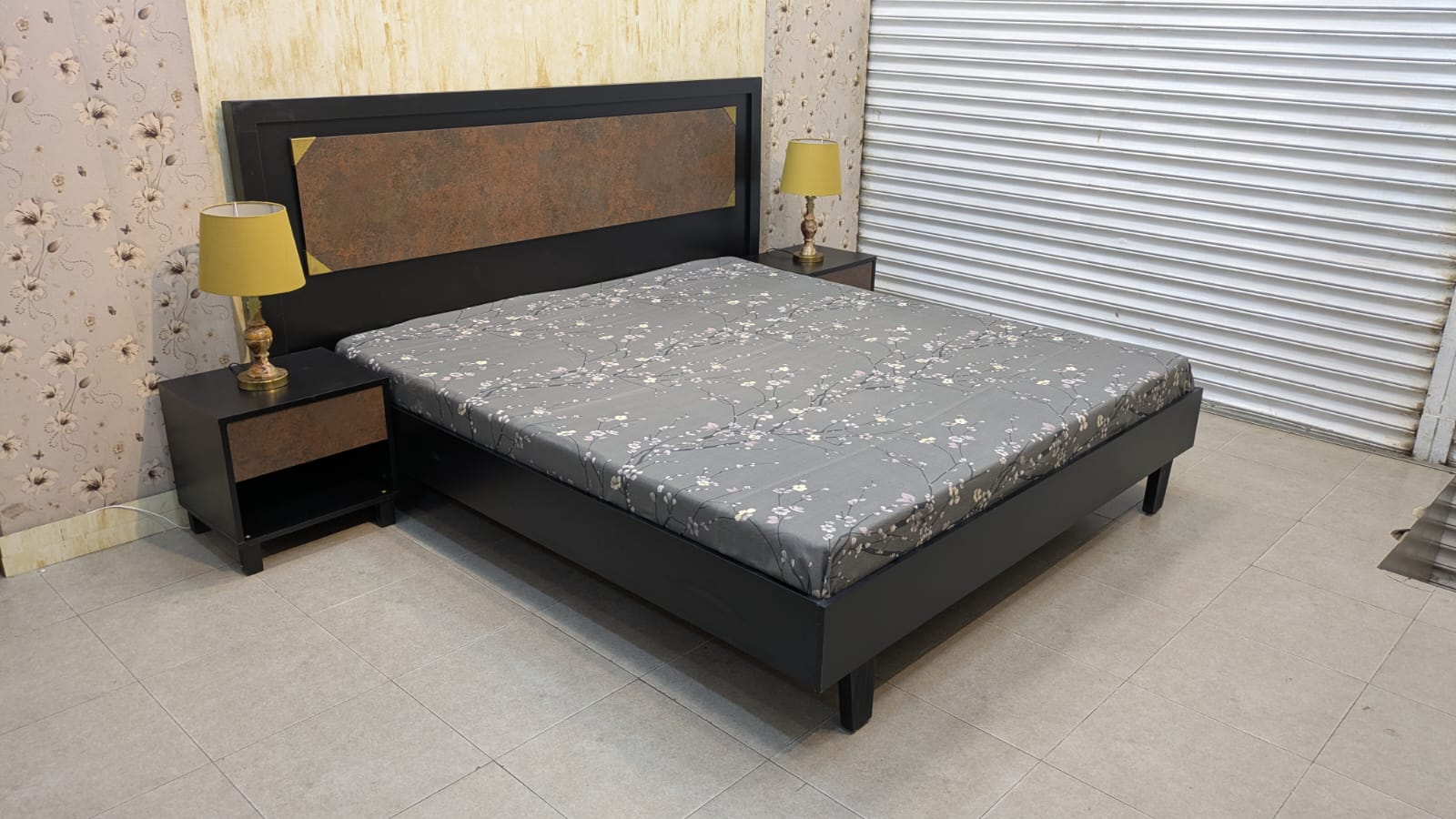 King Size Bed With 2 Side Table
