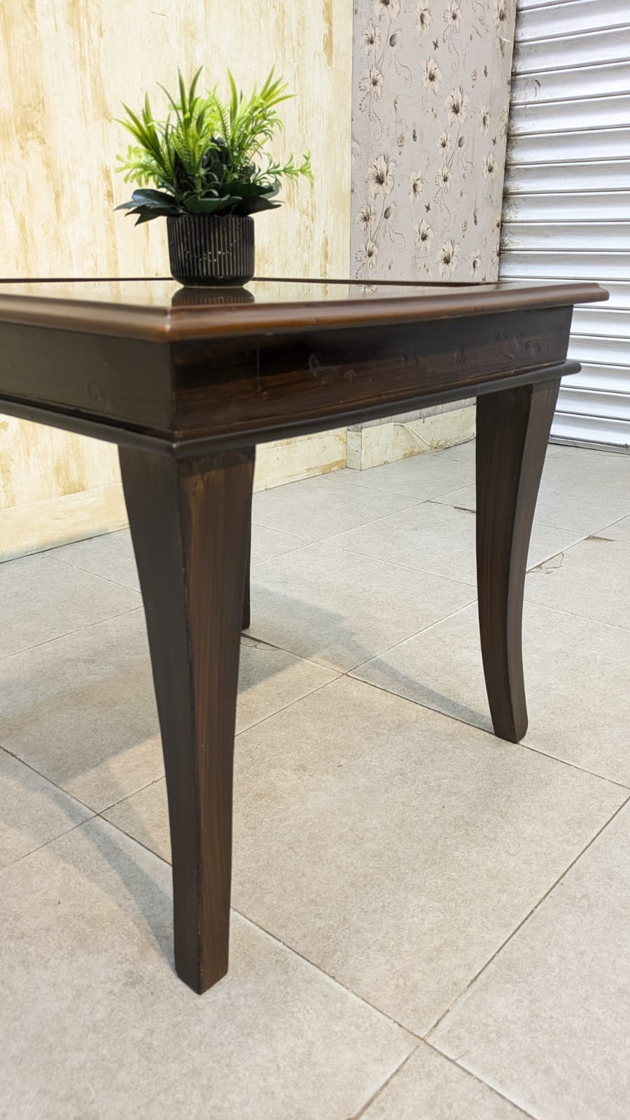Corner table