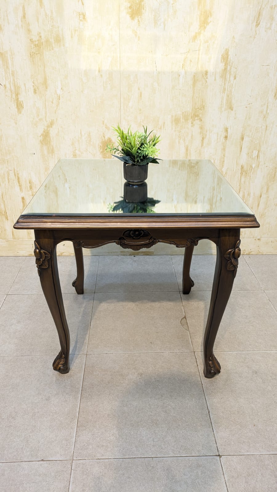Corner table
