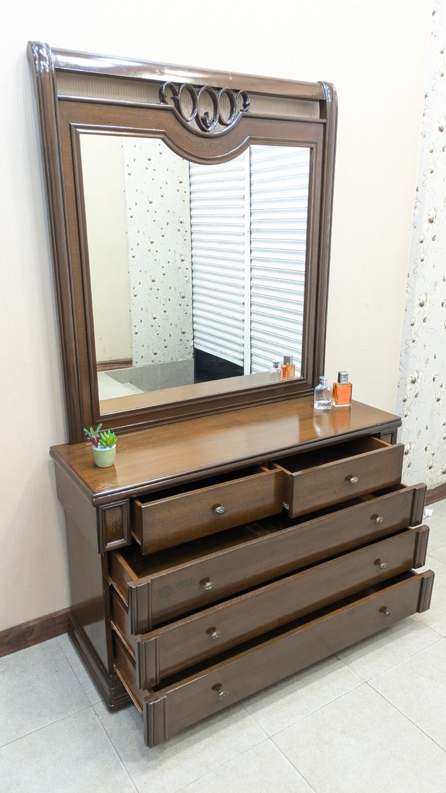 King Size Bed With 2 Side Tables and Dressing Table