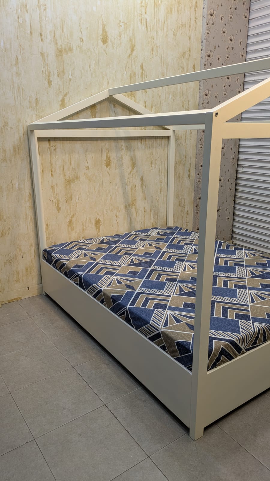 HOUSE-STYLE QUEEN SIZE BED WITH MATTRESS