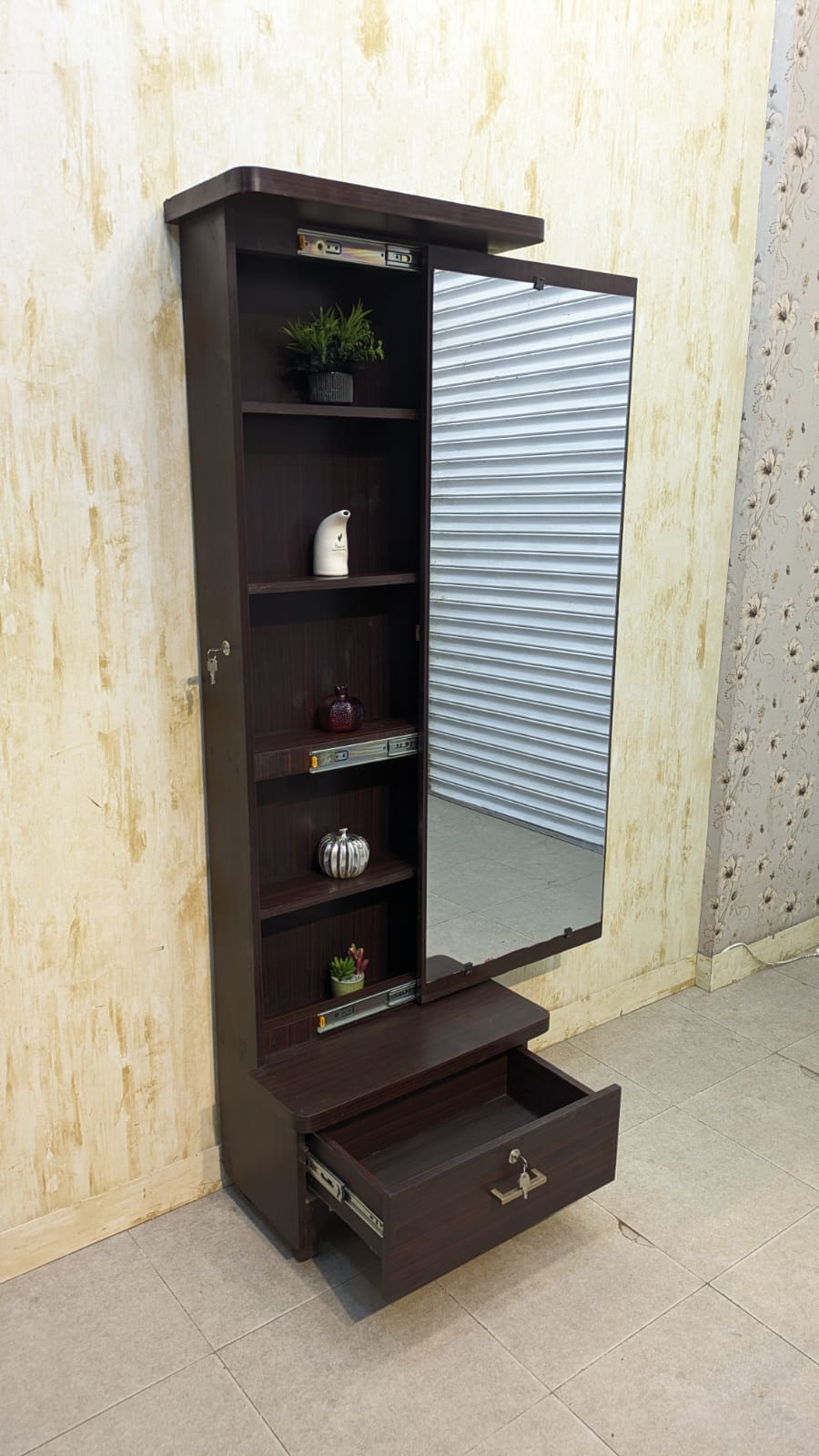 Beautiful Smart Dressing Table