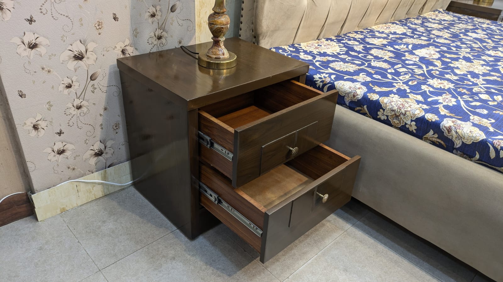 King Size Bed With 2 Side Tables