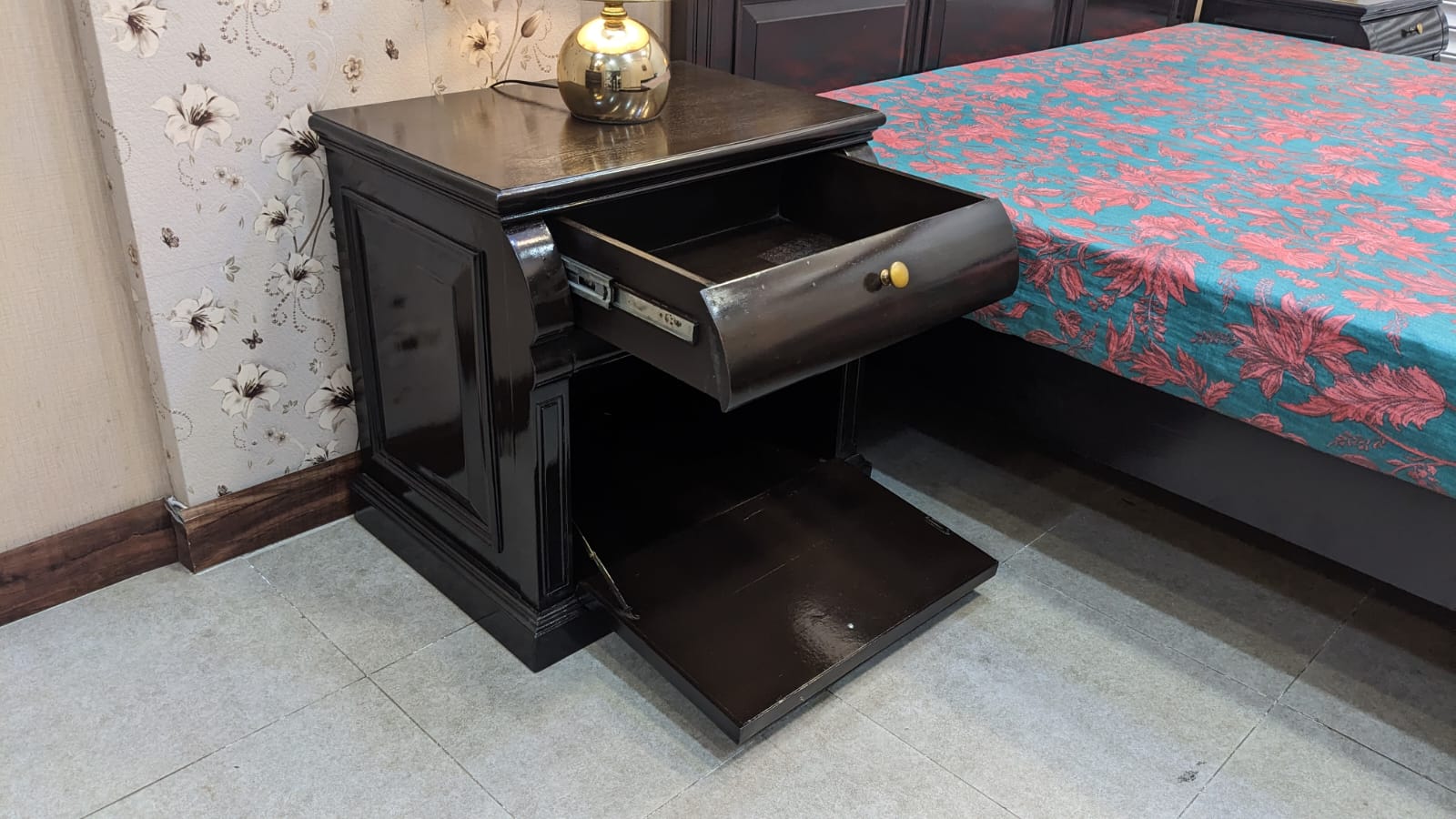 King Size Bed With 2 Side Tables and Dressing Table