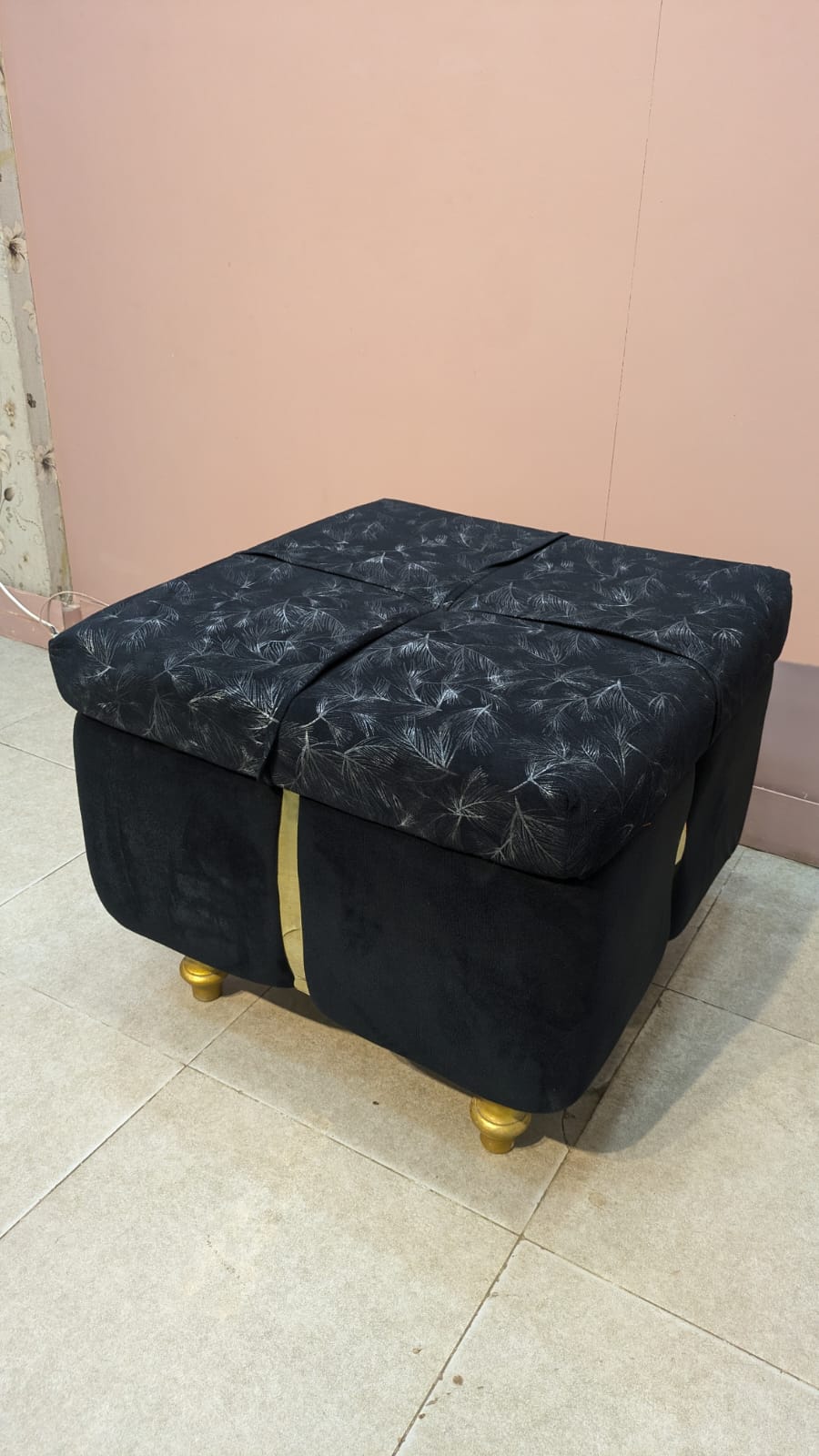 ELEGANT SETTEE WITH 2 MATCHING OTTOMANS