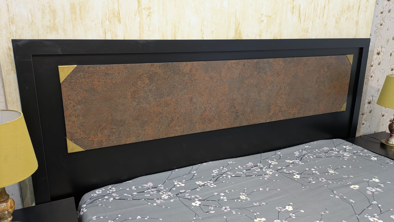 King Size Bed With 2 Side Table