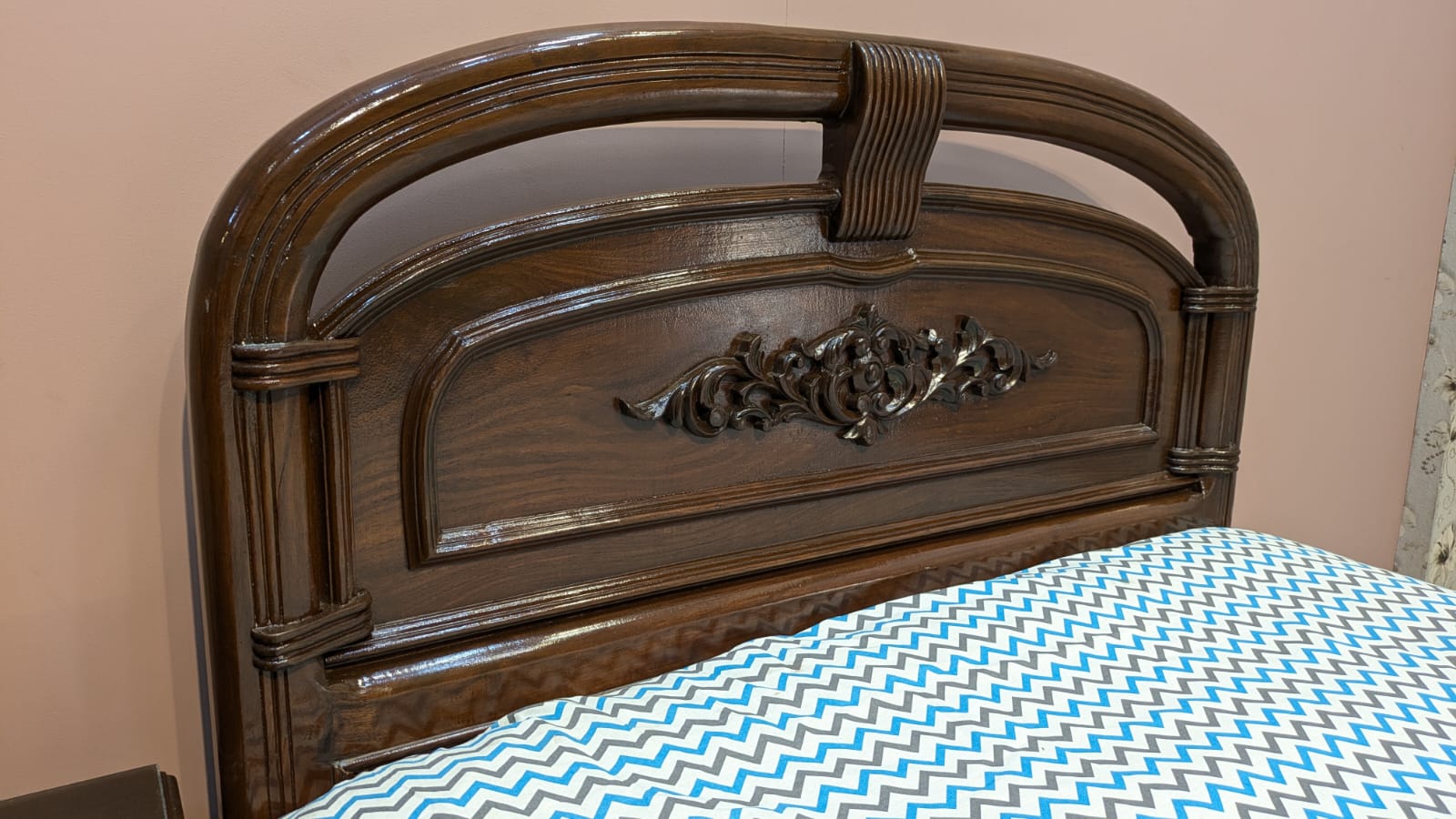 Single bed with 1 side table