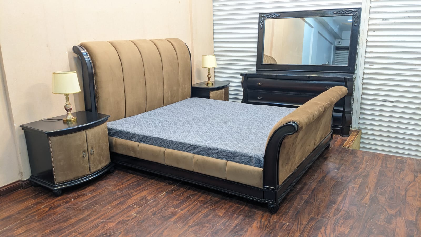 🔥Habitt🔥 King Size Bed with 2 Side Tables & Dressing Table
