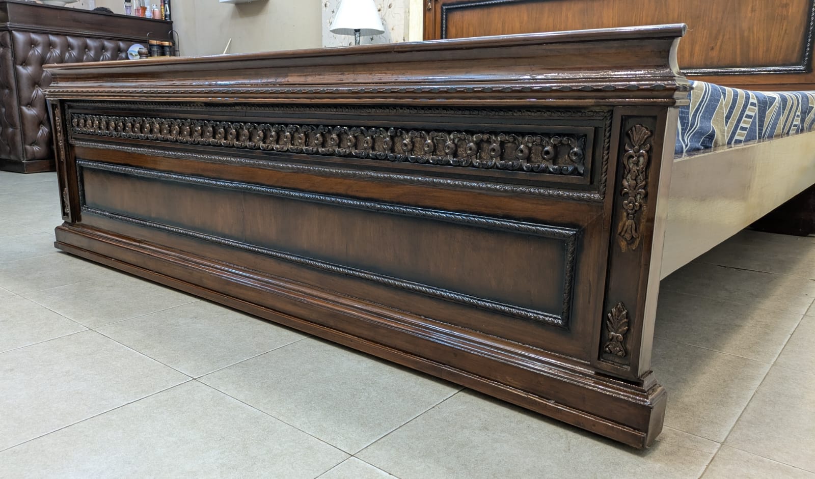 King Size Bed With 1 Side Table