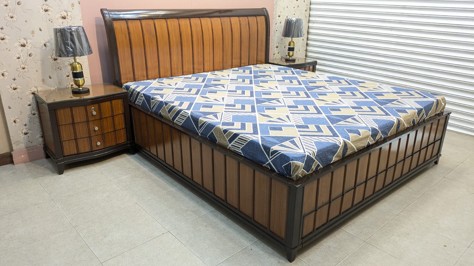 ELEGANT KING SIZE BED WITH 2 SIDE TABLES – STYLE MEETS SMART STORAGE!