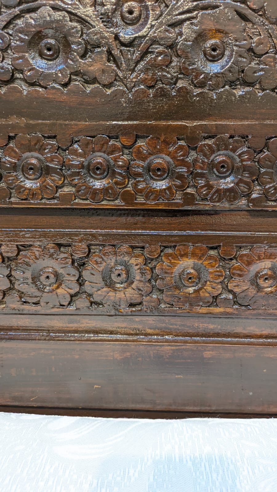 Chinioti jhoola In Solid Sheesham Wood