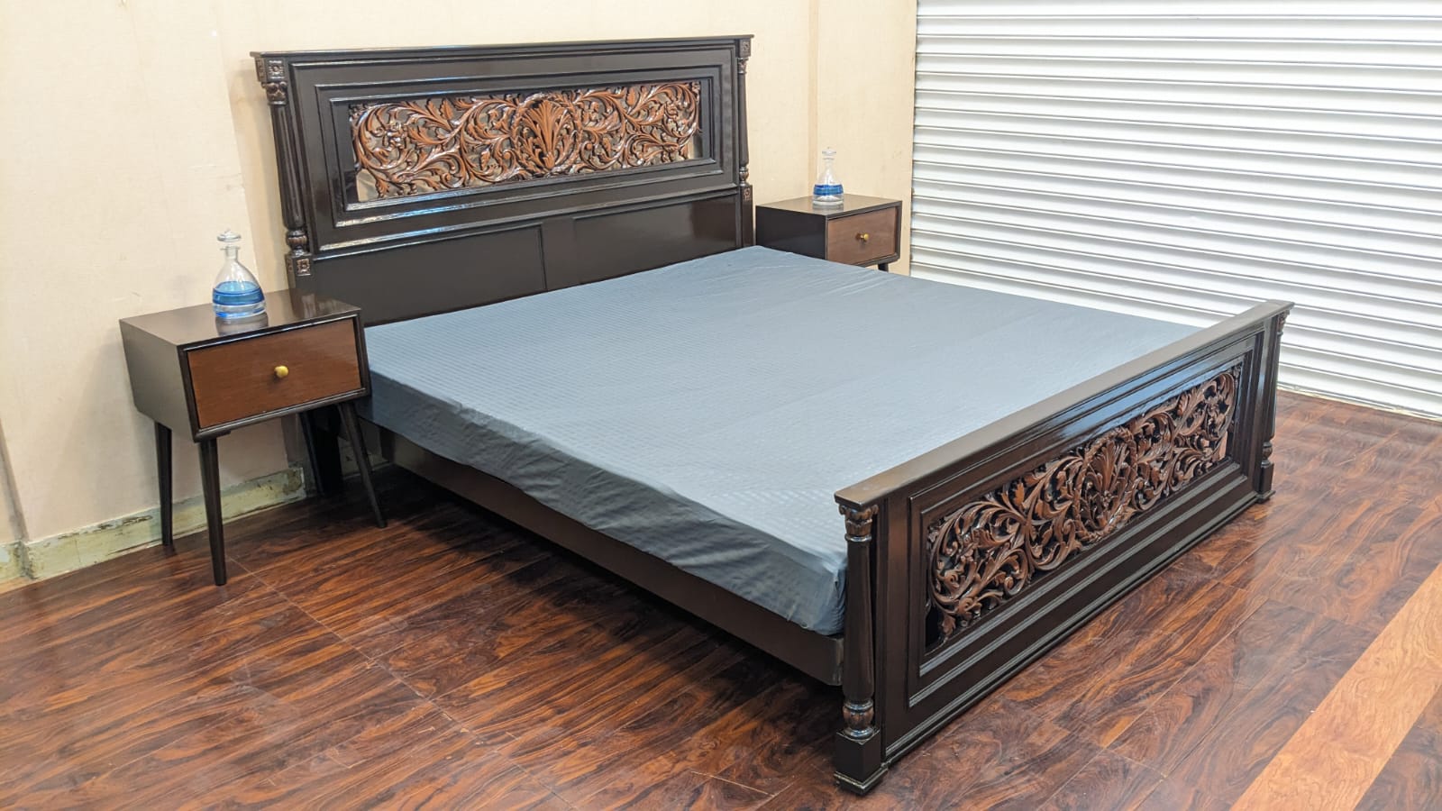 King Size Bed With 2 Side Tables