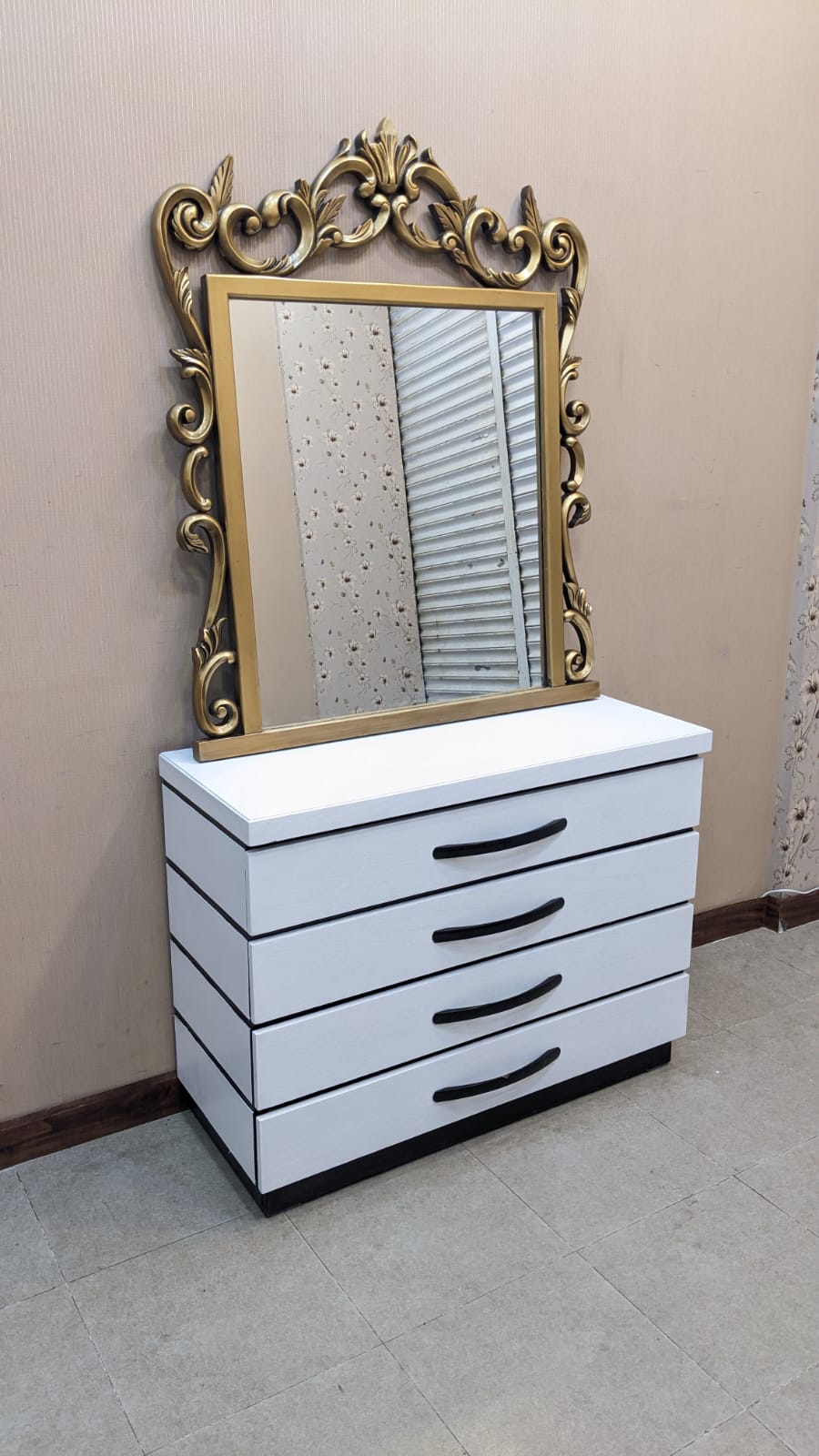 King Size Bed With 2 Side Tables and Dressing