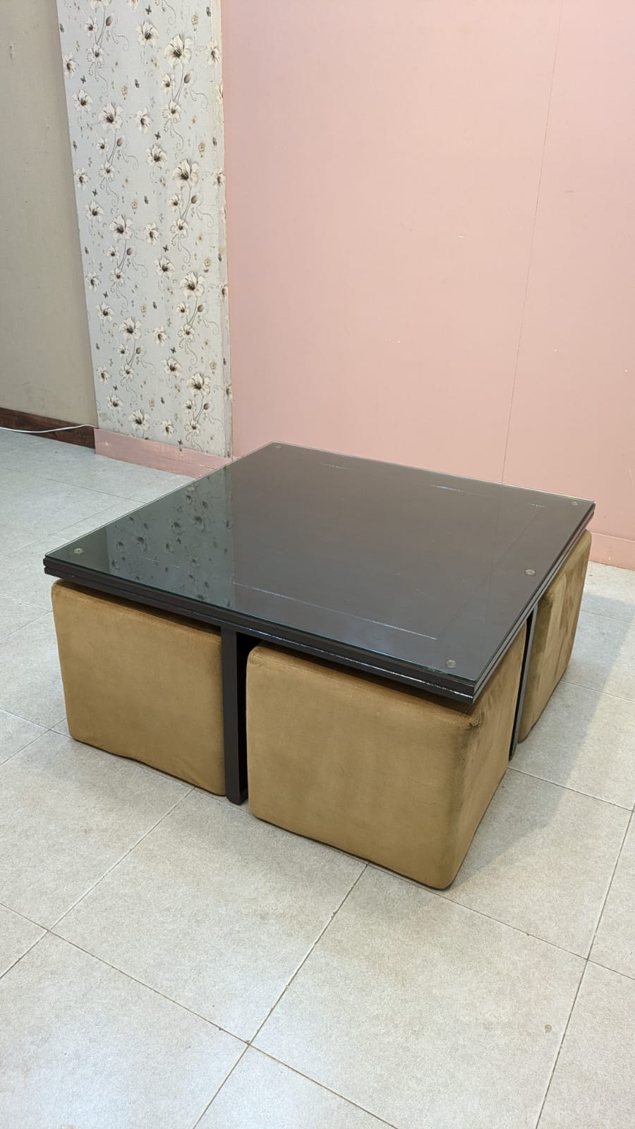 ELEGANT CENTER TABLE WITH 4 CUSHIONED STOOLS