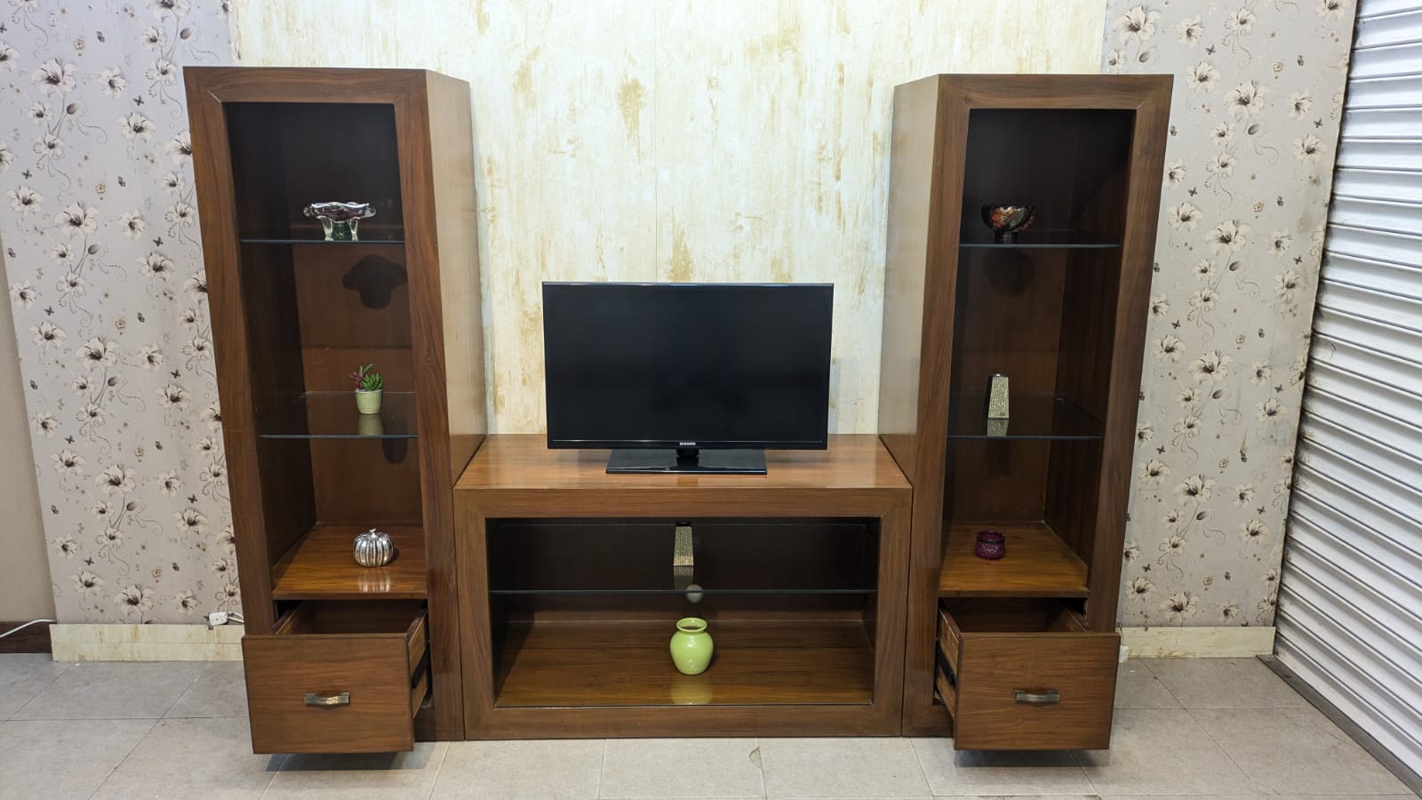 LED Unit with built-In Display Shelves