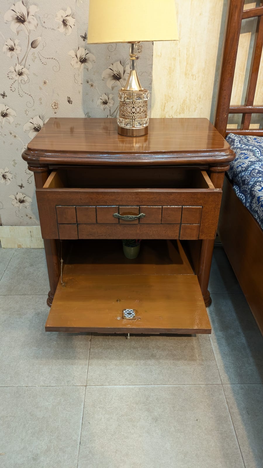 King Size Bed With 2 Side Tables