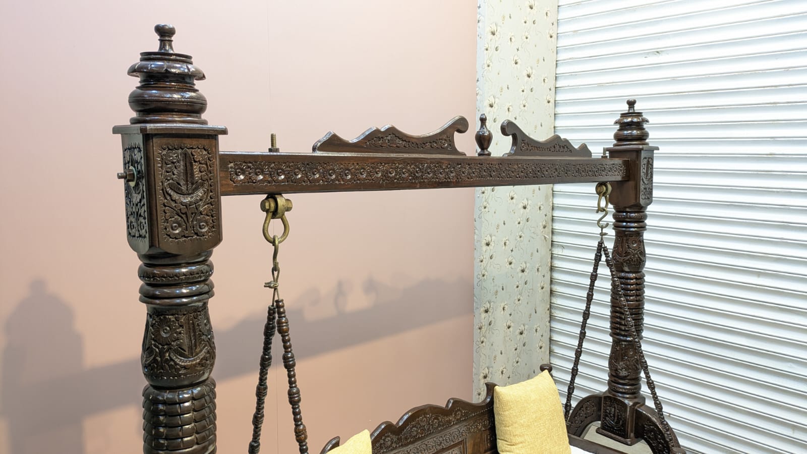 Chinioti jhoola In Solid Sheesham Wood