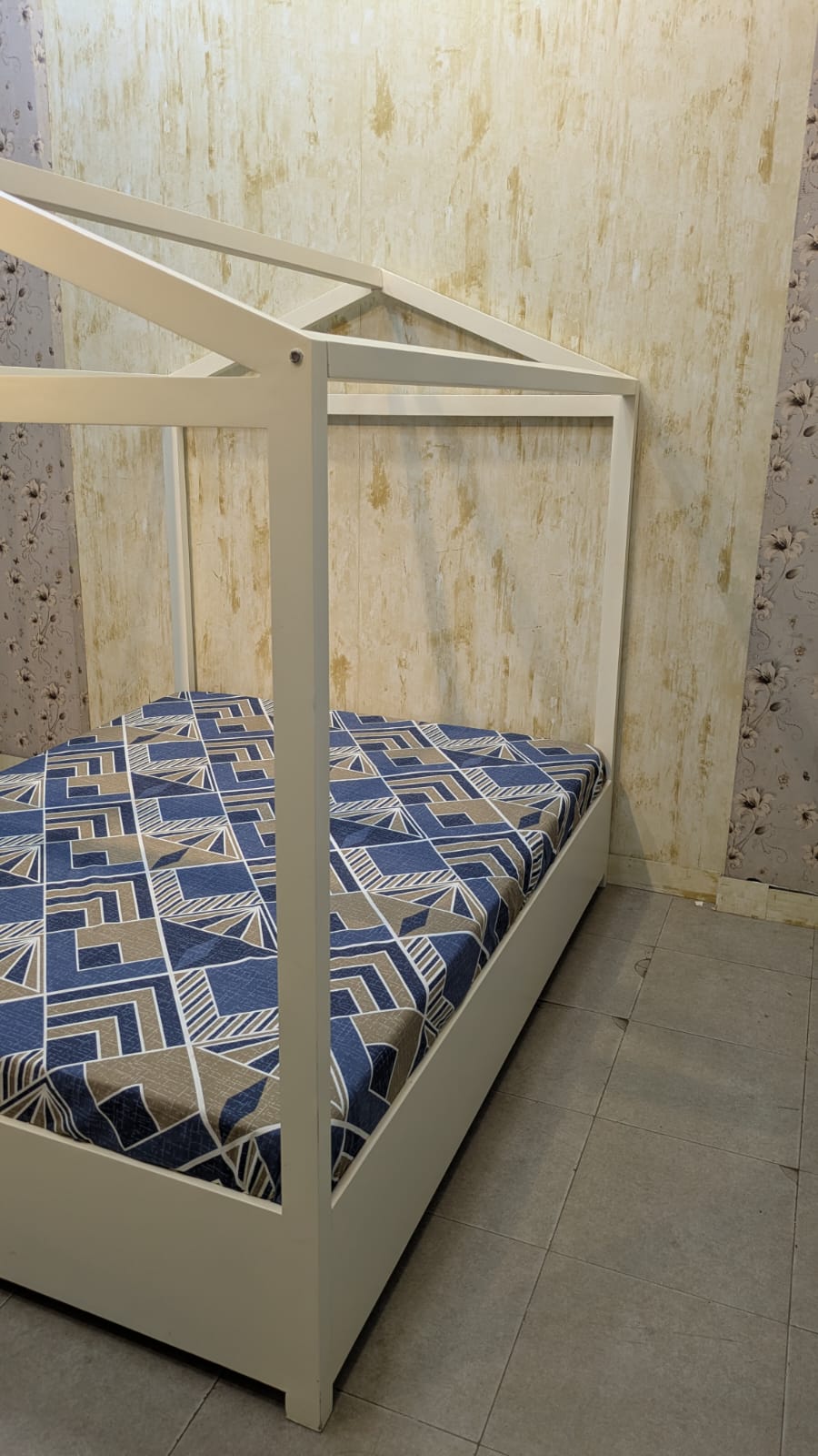 HOUSE-STYLE QUEEN SIZE BED WITH MATTRESS
