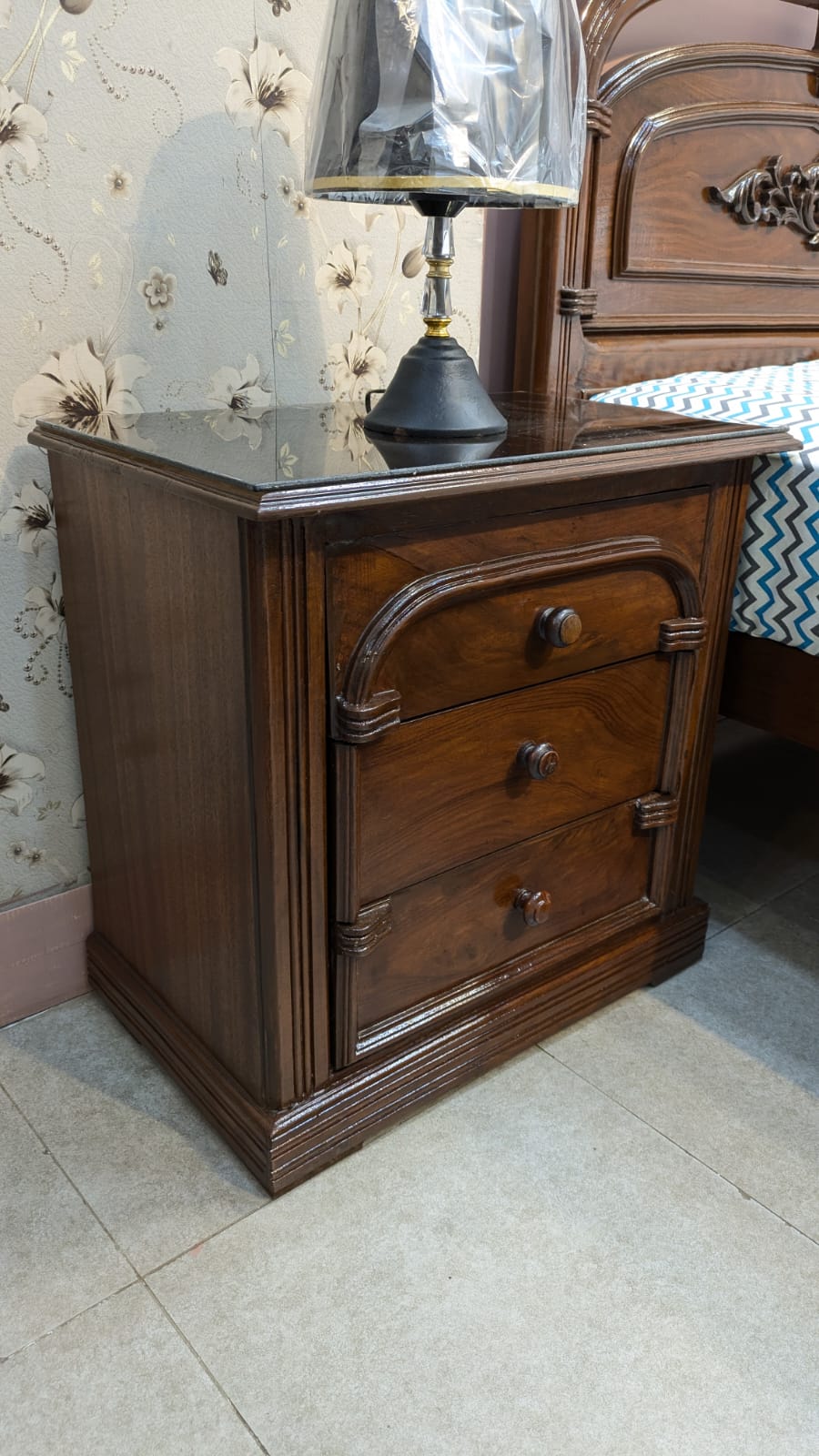 Single bed with 1 side table