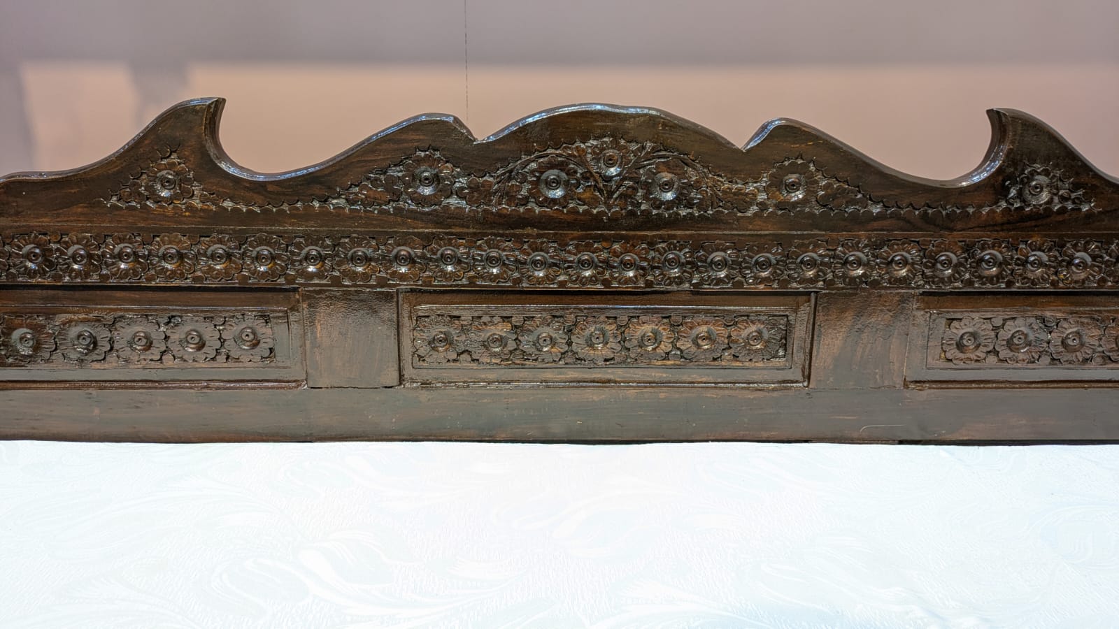 Chinioti jhoola In Solid Sheesham Wood