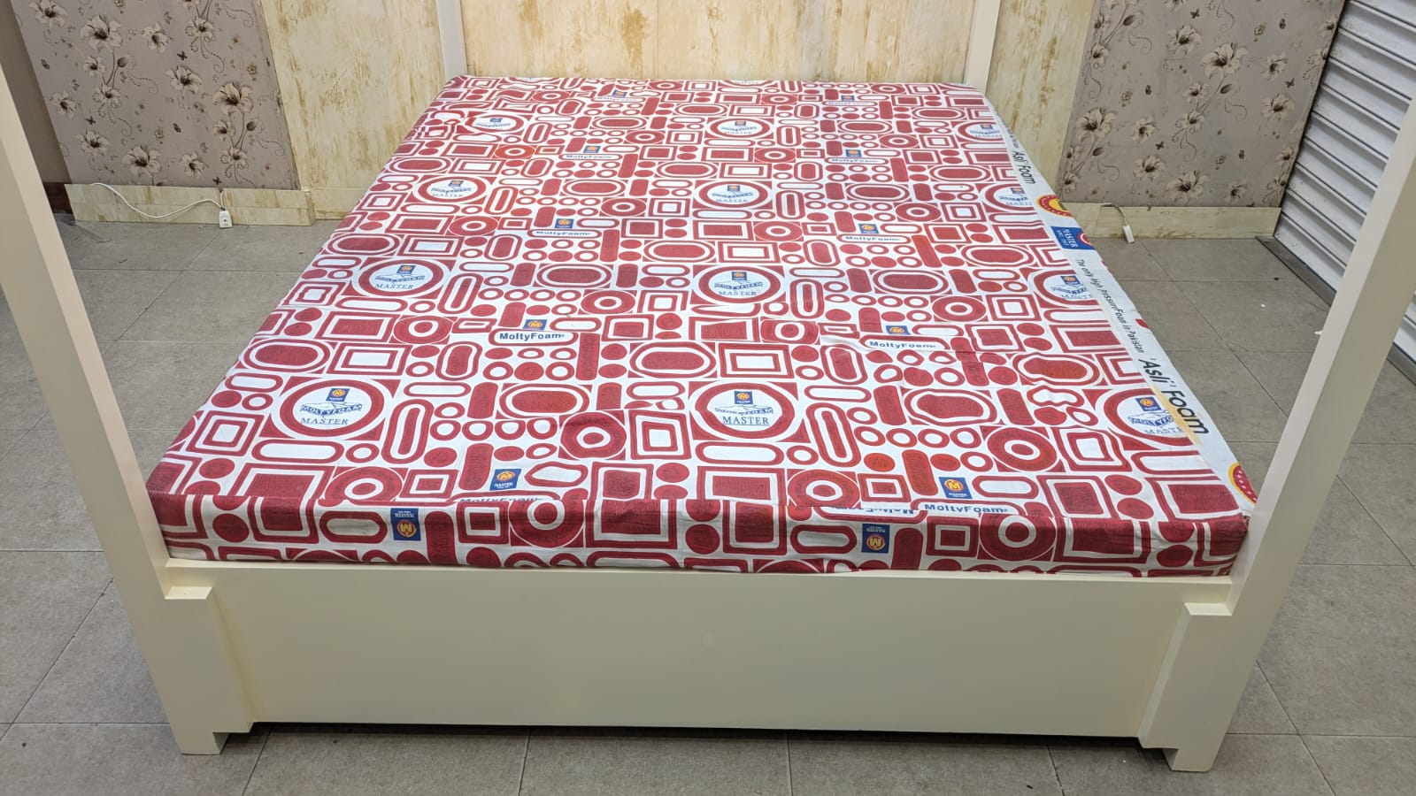 Queen Size Bed With Master Molty Foam Mattress