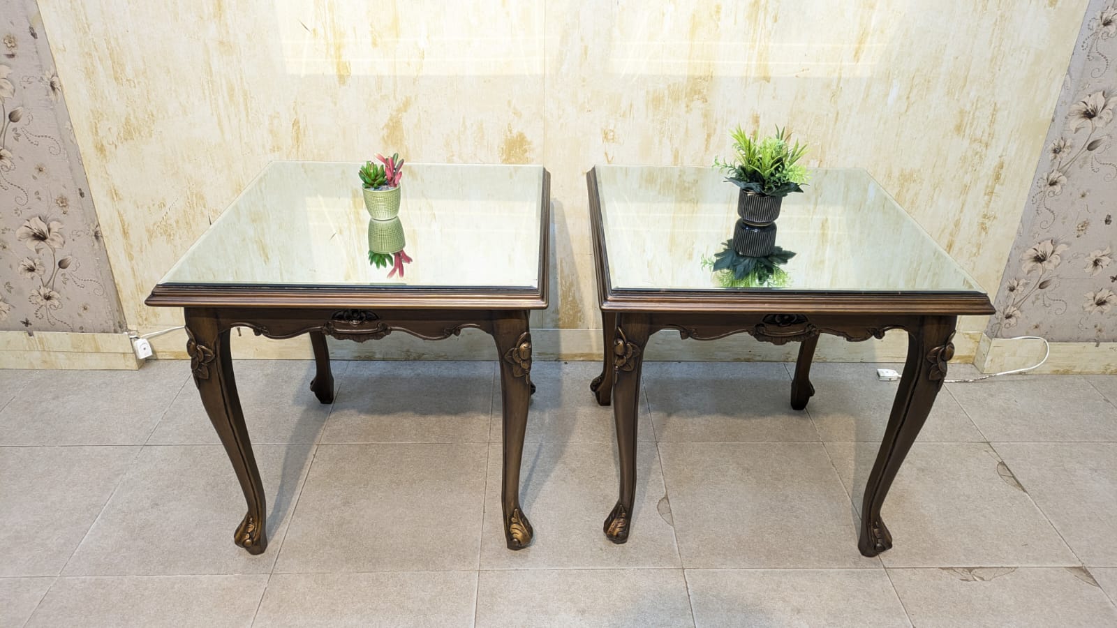 Corner table