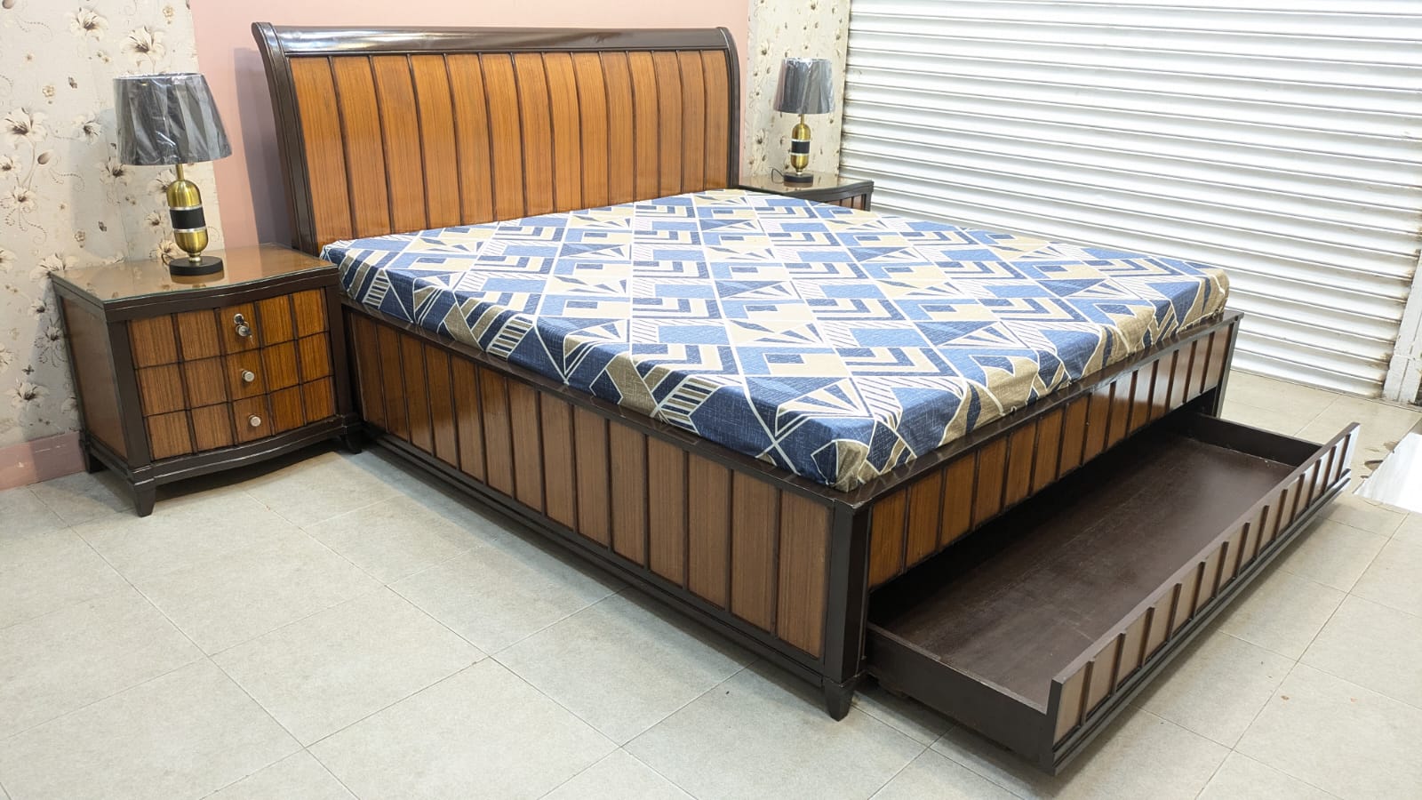 ELEGANT KING SIZE BED WITH 2 SIDE TABLES – STYLE MEETS SMART STORAGE!