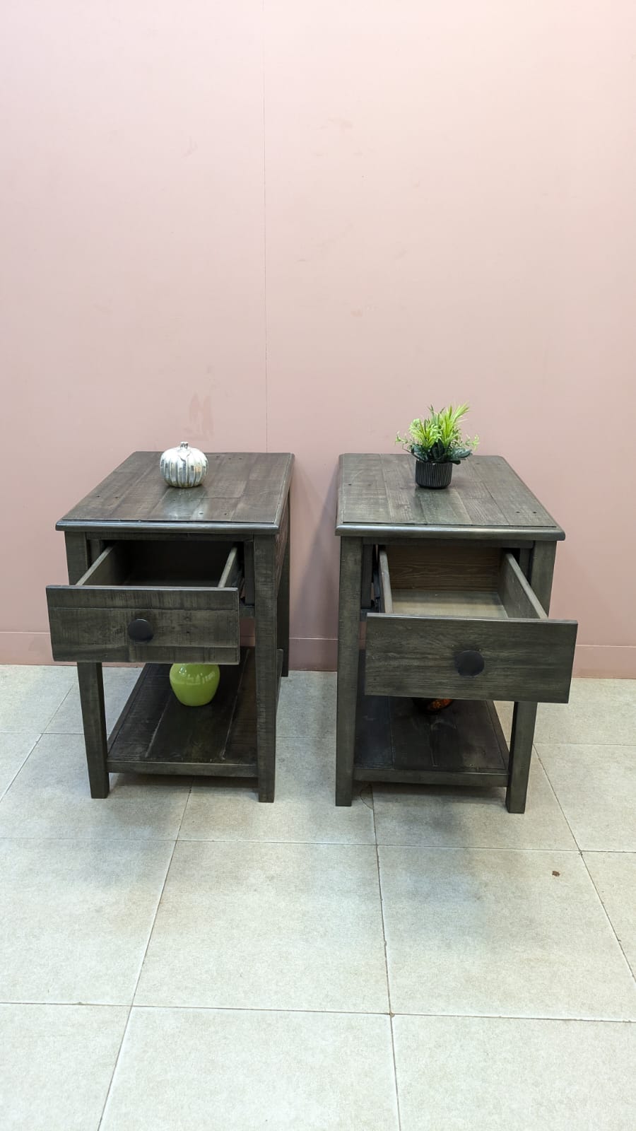 Imported American Ashley Furniture borlofeild Pair of Corner Table