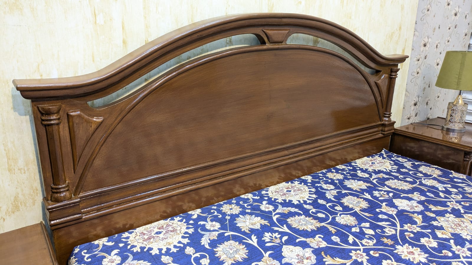 King Size Bed With 2 Side Tables